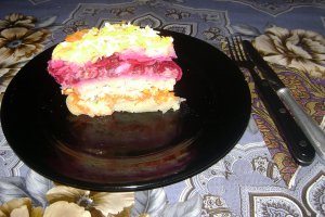 Salată în straturi cu legume şi peşte