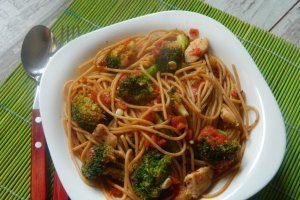 Spaghetti integrale cu broccoli si piept de pui