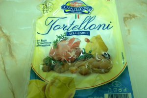 Tortelloni alla carne cu sos mamma rossa