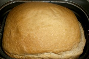 Paine alba facuta la masina de paine