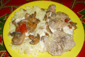 Pulpe dezosate cu smantana si ciuperci la cuptor