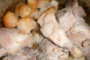 Carne de porc prajita la tuci