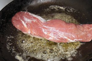 Muschiulet de porc la cuptor cu sos alb si ciuperci