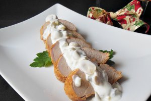 Muschiulet de porc la cuptor cu sos alb si ciuperci