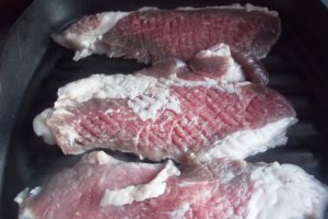 Friptura de porc cu sos de unt si lamaie