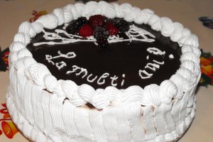 Tort cu ciocolata si zmeura
