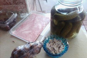 Salata de ciuperci cu sunca si castraveti murati