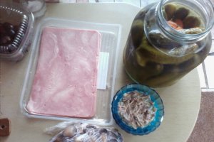 Salata de ciuperci cu sunca si castraveti murati