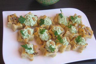 Stelute aperitiv cu crema de branza si avocado
