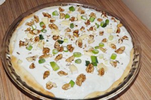 Tarta cu branza, ceapa verde si nuci