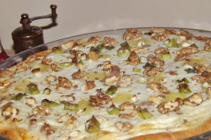Tarta cu branza, ceapa verde si nuci