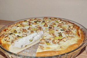 Tarta cu branza, ceapa verde si nuci