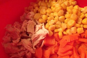 Salata de pui cu ciuperci si porumb