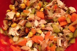 Salata de pui cu ciuperci si porumb
