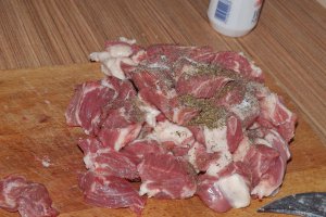 Varza murata la cuptor cu sos de rosii si carne de porc