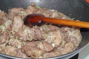 Varza murata la cuptor cu sos de rosii si carne de porc