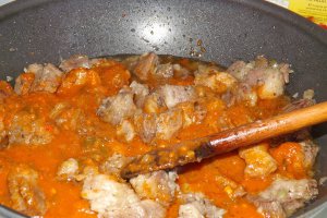 Varza murata la cuptor cu sos de rosii si carne de porc