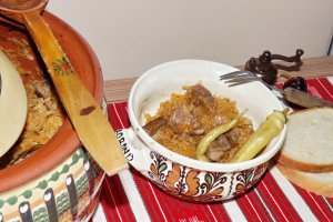 Varza murata la cuptor cu sos de rosii si carne de porc