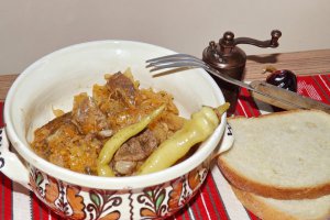 Varza murata la cuptor cu sos de rosii si carne de porc