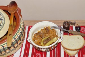 Varza murata la cuptor cu sos de rosii si carne de porc