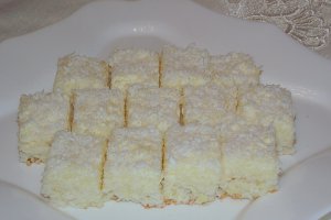 Prajitura cu ananas si fulgi de cocos