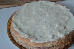 Tort cu blat de nuca si crema de ciocolata si lamaie