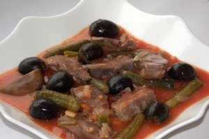 Limba cu masline si castraveti acri
