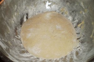 Cornuri pufoase cu dulceata de macese si nuca