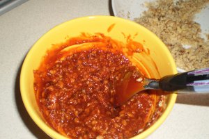 Cornuri pufoase cu dulceata de macese si nuca