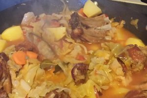 Varza calita cu afumatura de porc si cartofi