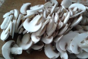 Pui cu sos de rosii si ciuperci cu garnitura de cus cus