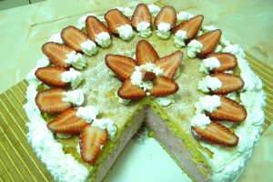 Tort cu spuma de capsuni