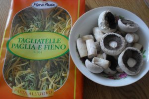 Tagliatelle cu ciuperci si sos de rosii