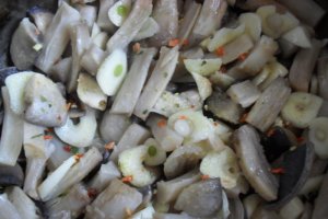 Tagliatelle cu ciuperci si sos de rosii