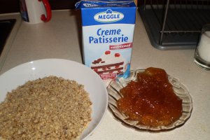 Prajitura cu frisca,nuca si dulceata de caise