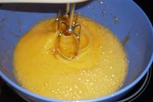 Prajitura cu frisca,nuca si dulceata de caise
