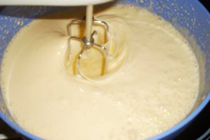 Prajitura cu frisca,nuca si dulceata de caise