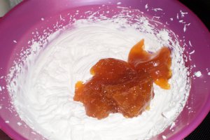 Prajitura cu frisca,nuca si dulceata de caise