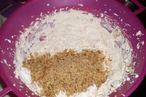 Prajitura cu frisca,nuca si dulceata de caise