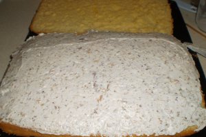 Prajitura cu frisca,nuca si dulceata de caise