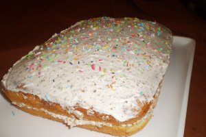 Prajitura cu frisca,nuca si dulceata de caise