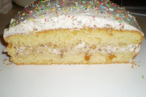 Prajitura cu frisca,nuca si dulceata de caise
