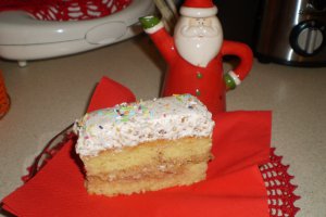 Prajitura cu frisca,nuca si dulceata de caise