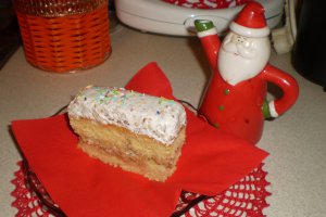 Prajitura cu frisca,nuca si dulceata de caise