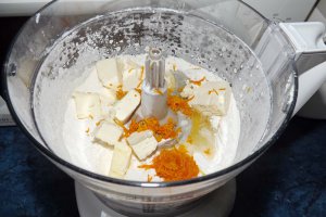 Tarta cu gutui, crumble si fulgi de migdale