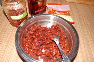 Tarta cu gutui, crumble si fulgi de migdale