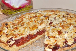 Tarta cu gutui, crumble si fulgi de migdale