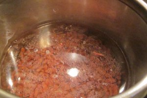 Mâncare de fasole boabe roșie Canadiană cu cârnați afumați