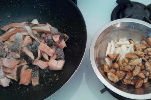 Paella cu fructe de mare si peste