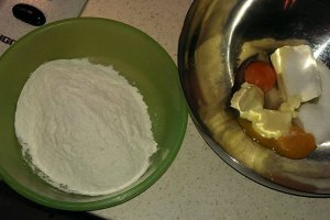 Tarta cu crema de branza si banane si topping de caramel